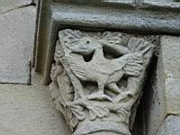 Saint-Julien-Du-Serre, Eglise romane, Chevet, Chapiteau de fenêtre, Pélican (2)